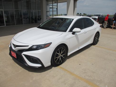 Used 2022 Toyota Camry SE w/ Convenience Package FWD image 2