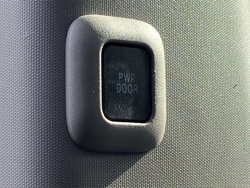 Used 2018 Toyota Sienna LE image 30