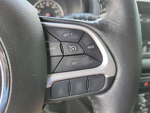 Used 2018 Jeep Renegade Latitude w/ Cold Weather Group FWD image 18
