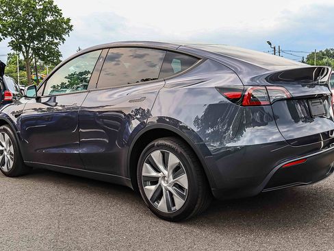 Used 2023 Tesla Model Y AWD image 4