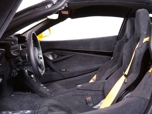 Used 2025 McLaren 750S RWD image 4