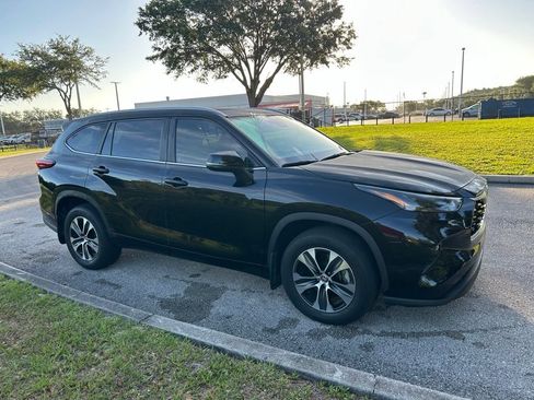 Used 2023 Toyota Highlander XLE AWD/4WD image 8