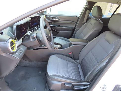 Certified 2025 Chevrolet Trax LT FWD image 18