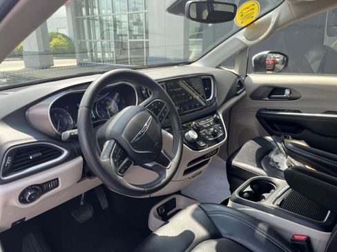 Used 2023 Chrysler Pacifica Touring-L image 15