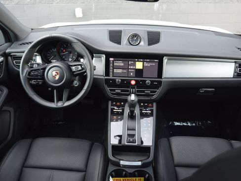 Certified 2026 Porsche Macan AWD/4WD image 12