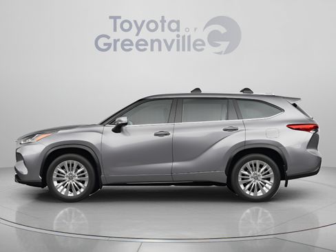 Certified 2025 Toyota Highlander XLE FWD image 2