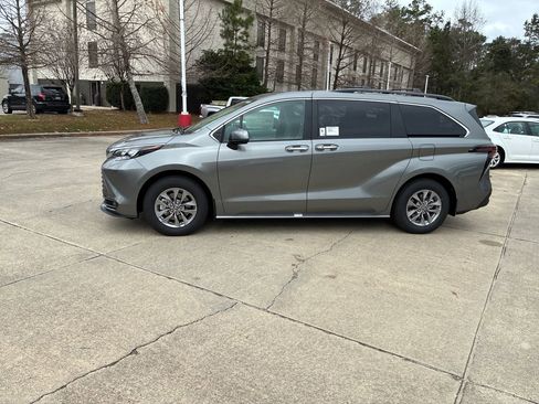New 2026 Toyota Sienna XLE image 2