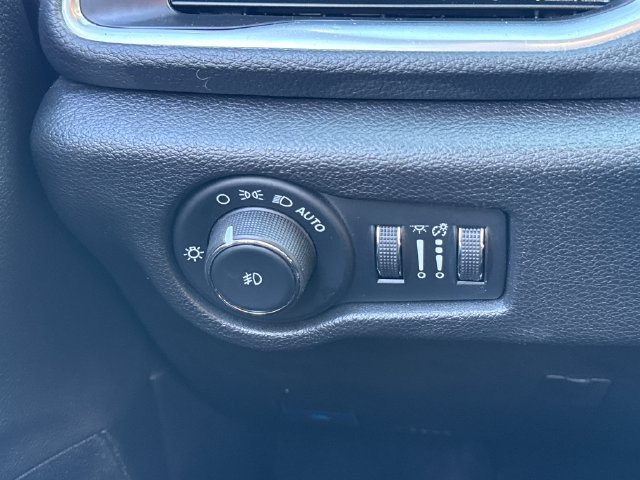 Used 2025 Chrysler Pacifica Limited FWD image 38