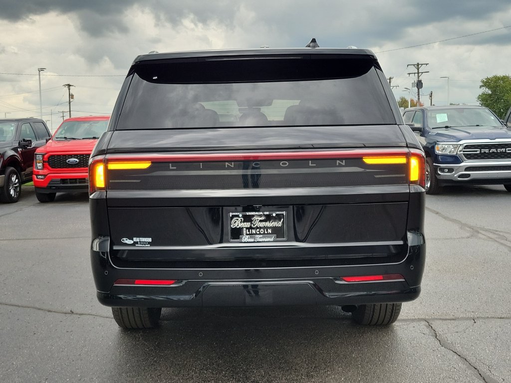 Certified 2025 Lincoln Navigator L Reserve AWD/4WD image 5
