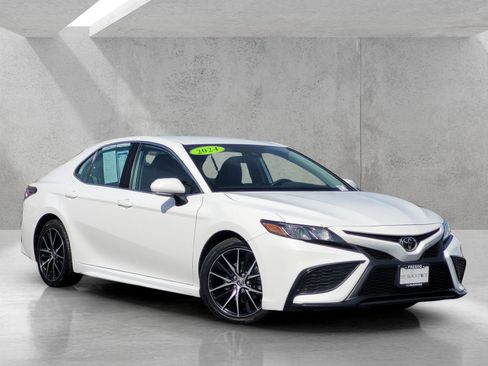 Used 2024 Toyota Camry SE image 1