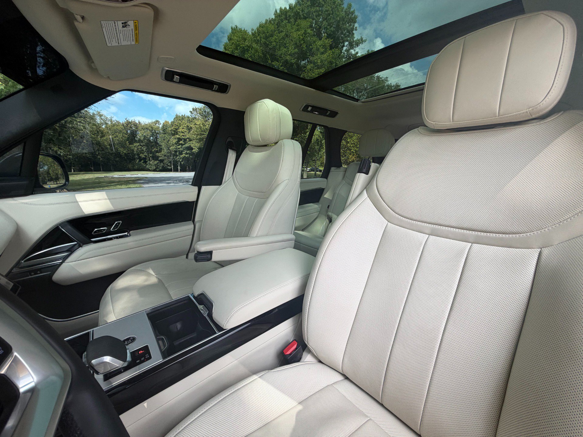Used 2025 Land Rover Range Rover SE AWD/4WD image 19