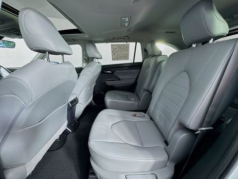 Used 2020 Toyota Highlander XLE image 26