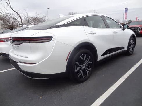 Used 2025 Toyota Crown XLE image 5