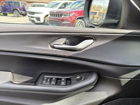 Used 2023 Jeep Grand Cherokee Laredo AWD/4WD image 15