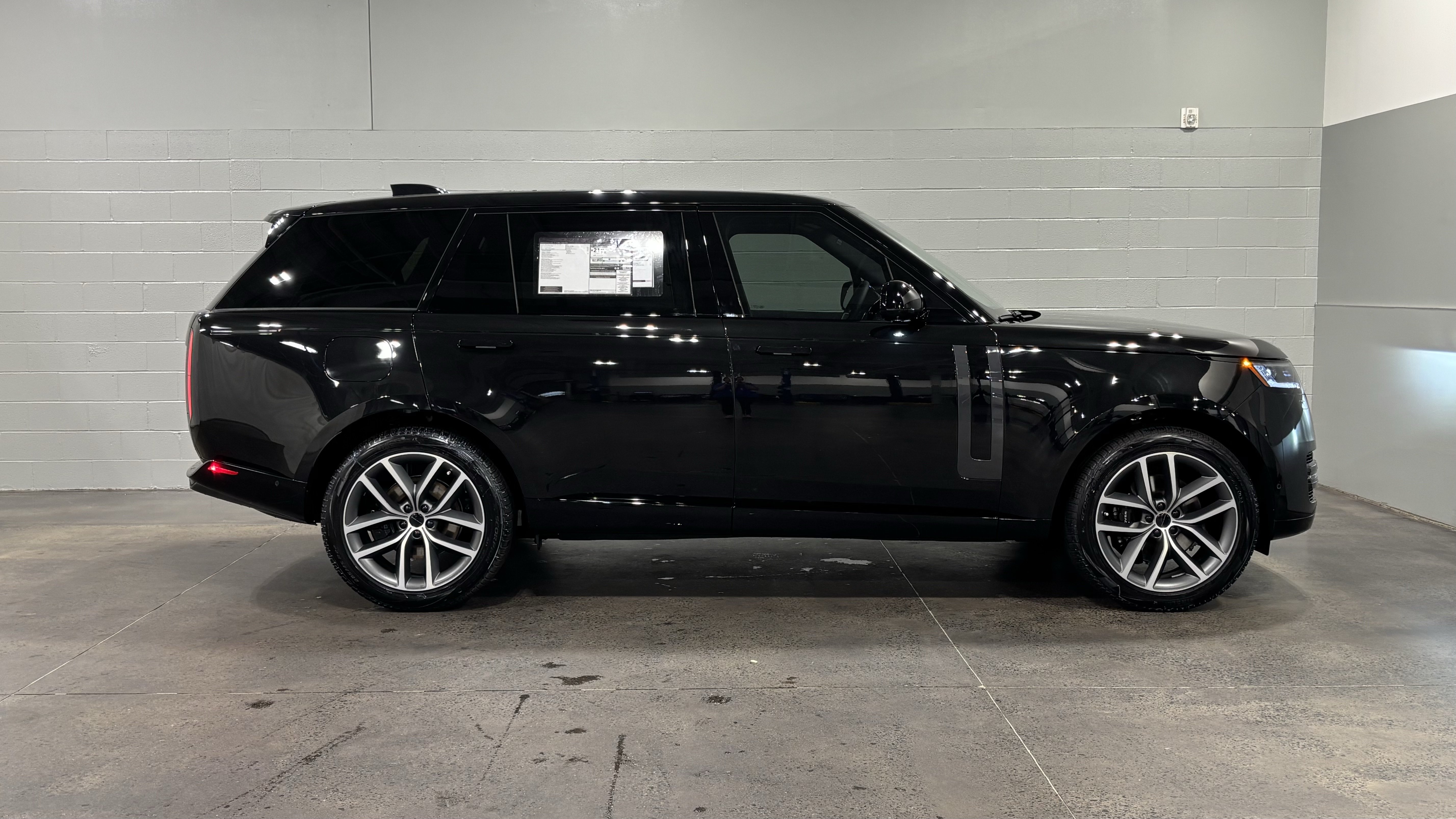 New 2026 Land Rover Range Rover Long Wheelbase SE AWD/4WD image 13