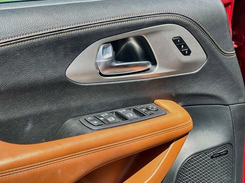 Used 2025 Chrysler Pacifica Pinnacle FWD image 18