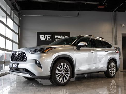 Used 2021 Toyota Highlander Platinum image 2