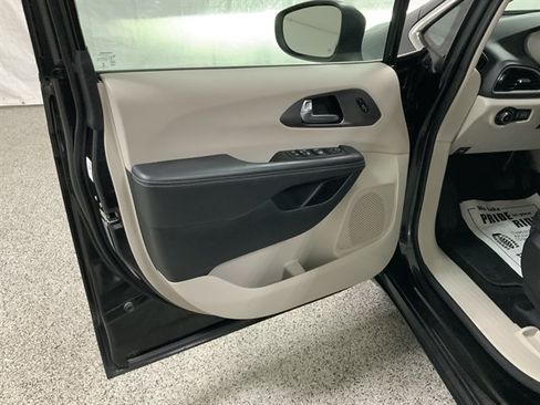 Used 2023 Chrysler Pacifica Touring-L FWD image 14