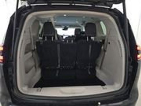 Used 2022 Chrysler Pacifica Touring-L image 2