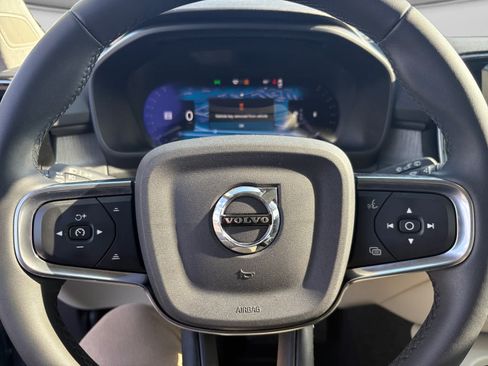 Used 2023 Volvo XC40 B5 Plus AWD/4WD image 8