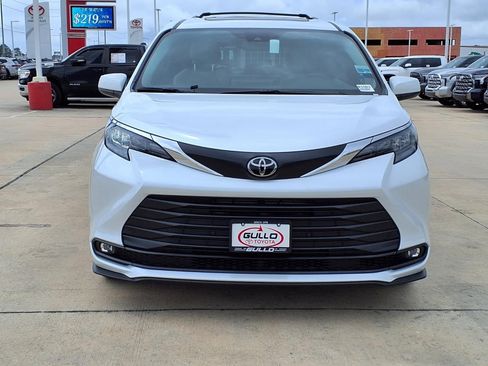 Used 2026 Toyota Sienna XLE FWD image 4