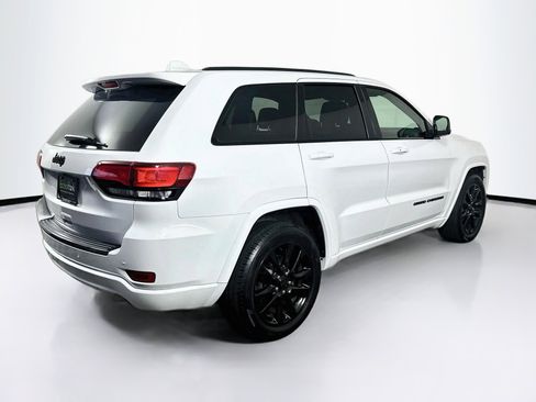 Used 2018 Jeep Grand Cherokee Altitude RWD image 9