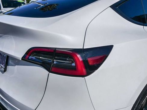 Used 2022 Tesla Model Y Long Range image 8