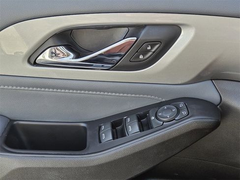 Used 2021 Chevrolet Traverse LT w/ LT Premium Package image 27