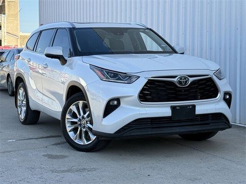 Used 2023 Toyota Highlander Limited image 2