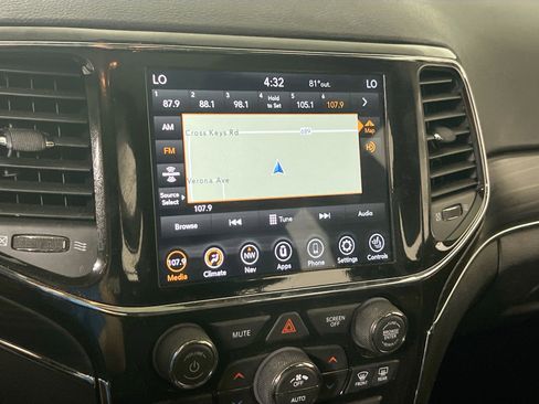 Used 2022 Jeep Grand Cherokee Limited image 14