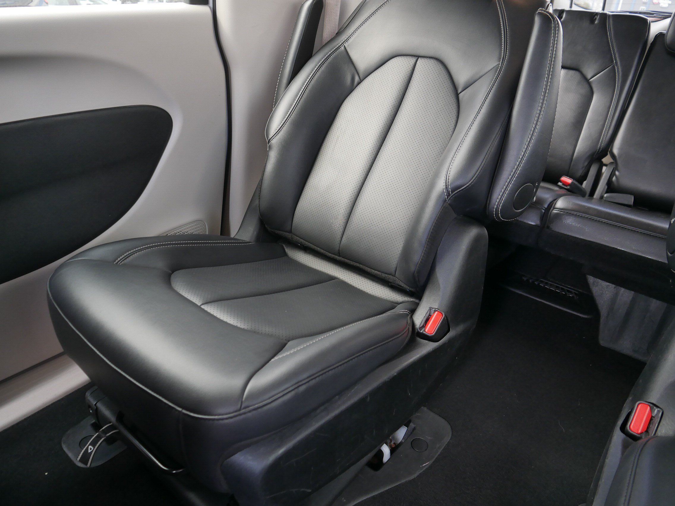 Used 2024 Chrysler Pacifica Limited FWD image 12