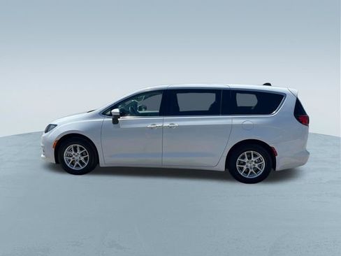 Used 2023 Chrysler Voyager LX FWD image 8