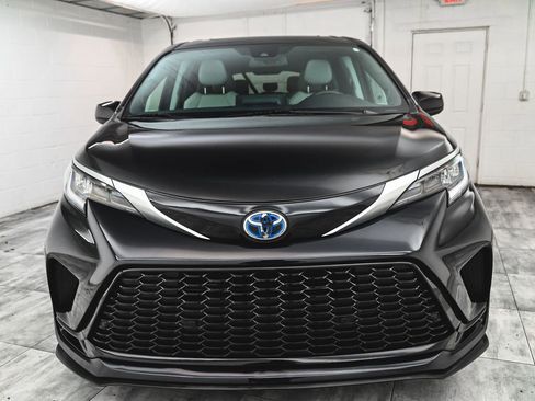 Used 2023 Toyota Sienna XSE w/ XSE Plus Package AWD/4WD image 2