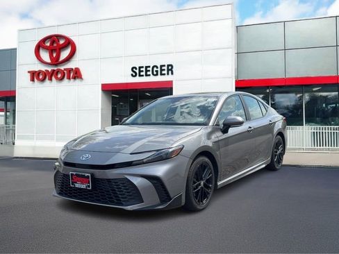 Used 2025 Toyota Camry SE FWD image 7