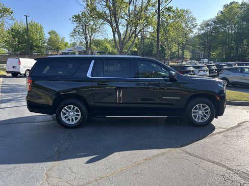 Used 2023 Chevrolet Suburban LT image 4