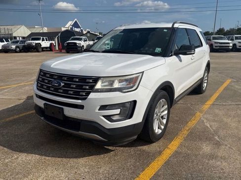 Used 2017 Ford Explorer XLT FWD image 1