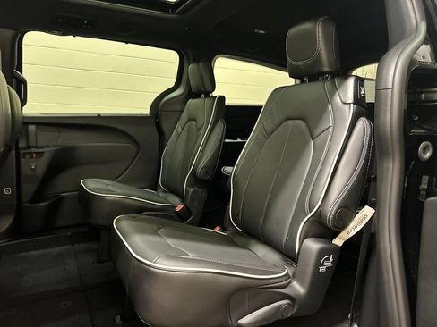 New 2027 Chrysler Pacifica Limited w/ S Appearance Package FWD image 8