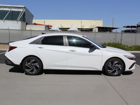 Used 2025 Hyundai Elantra Sport FWD image 4