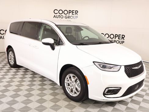 Used 2023 Chrysler Pacifica Touring-L FWD image 1