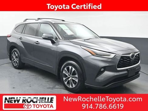 Certified 2021 Toyota Highlander XLE image 1