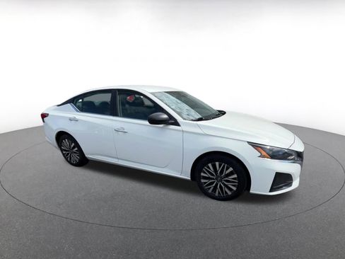 Used 2025 Nissan Altima 2.5 SV image 2