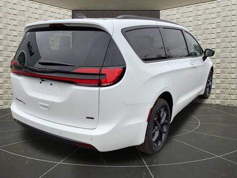 New 2026 Chrysler Pacifica Select w/ S Appearance Package AWD/4WD image 8
