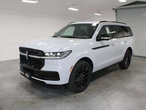 New 2025 Lincoln Navigator Reserve w/ Jet Appearance Package AWD/4WD image 3