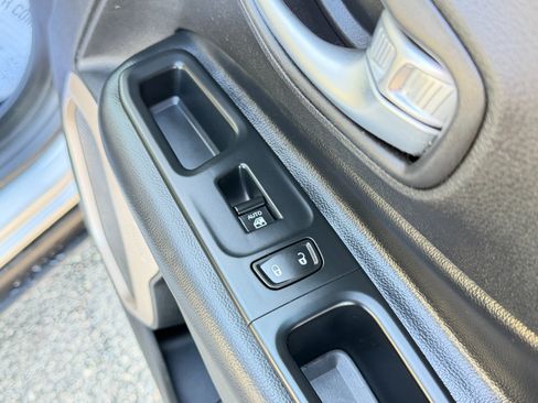 Used 2015 Jeep Renegade Limited image 49