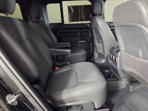 Used 2025 Land Rover Defender 130 X-Dynamic SE image 31