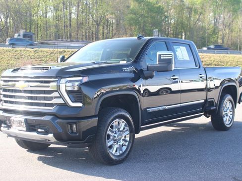 Used 2025 Chevrolet Silverado 2500 High Country w/ Technology Package AWD/4WD image 3