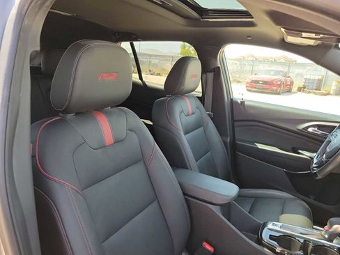Used 2025 Chevrolet Trax RS w/ Sunroof Package FWD image 18