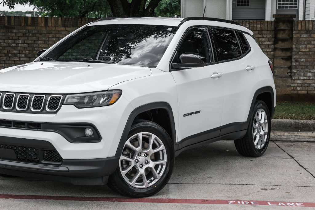 Used 2023 Jeep Compass Latitude AWD/4WD image 13