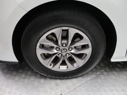 Used 2022 Toyota Sienna XLE FWD image 4