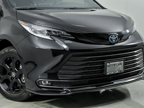 Used 2025 Toyota Sienna XLE Woodland Edition AWD/4WD image 2